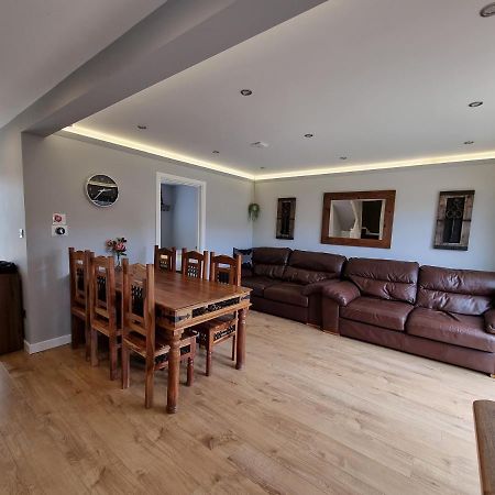 Crown Meadow - 4 Bedroom House - Heathrow - Excellentstays Colnbrook Εξωτερικό φωτογραφία