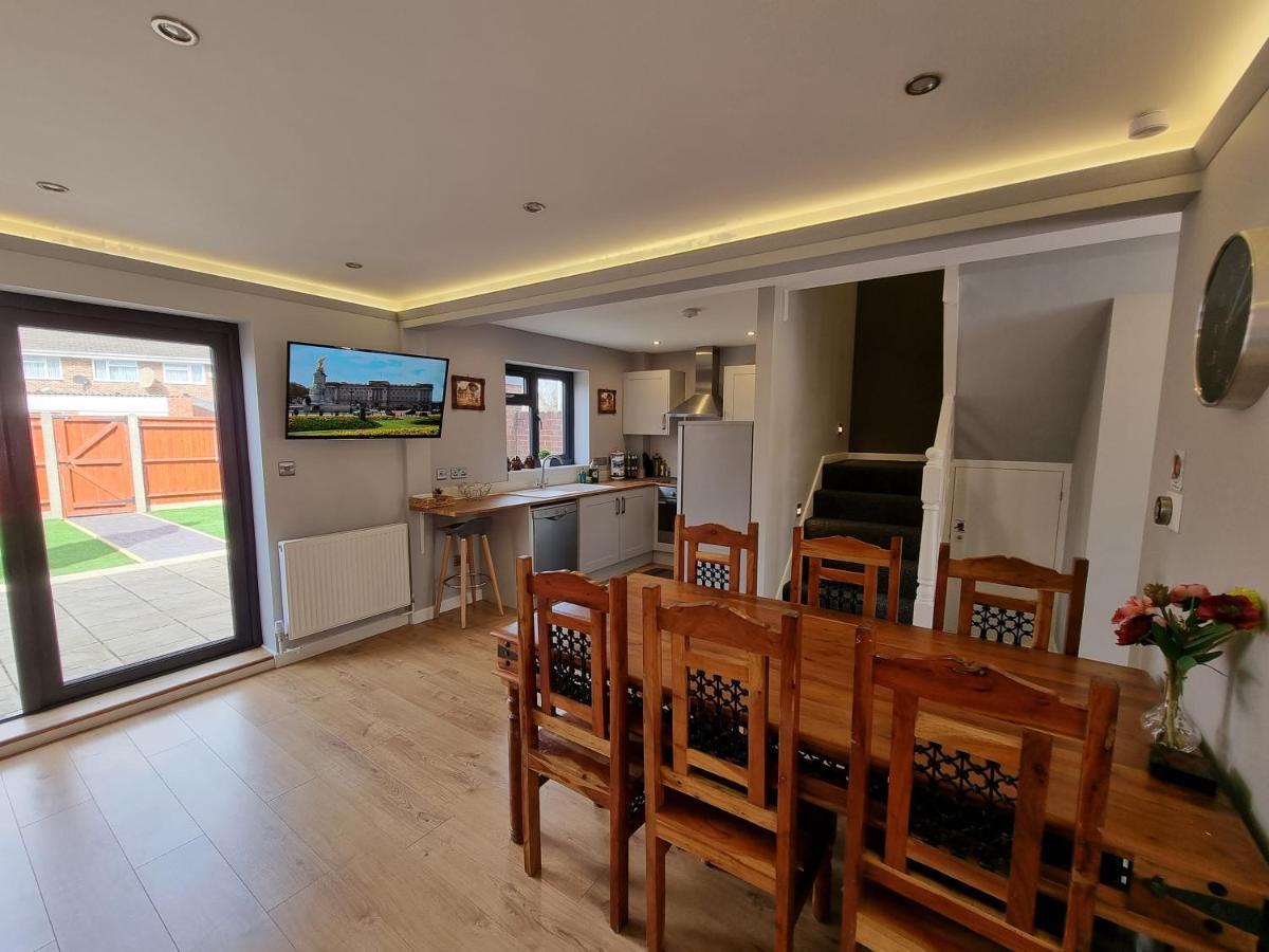 Crown Meadow - 4 Bedroom House - Heathrow - Excellentstays Colnbrook Εξωτερικό φωτογραφία