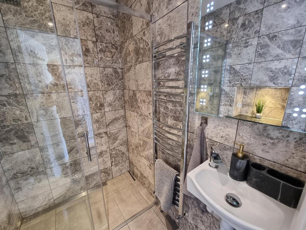 Crown Meadow - 4 Bedroom House - Heathrow - Excellentstays Colnbrook Εξωτερικό φωτογραφία
